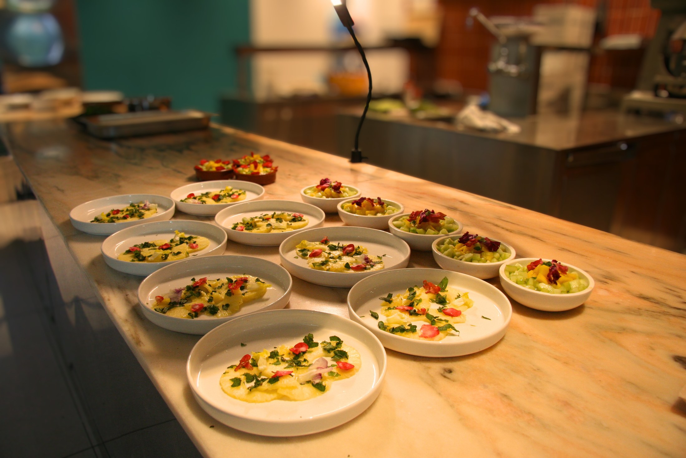 Assiettes créoles dressées pour un événement Kreolbar