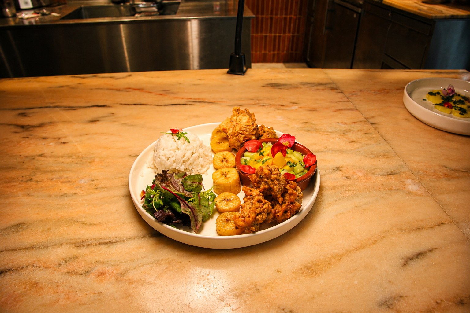 Assiette créole Kreolbar avec riz, plantain, salade et bouchées