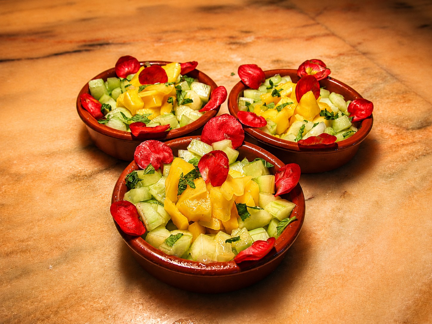 Bols tropicaux Kreolbar avec mangue, concombre et pétales